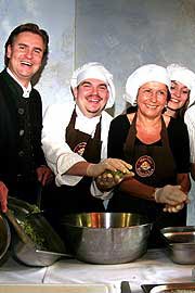 Florian Oberndorfer (li.) vom Wirtshaus in der Au bietet einen Knödel-Kochkurs für alle an (Foto: Marikka-Laila Maisel)